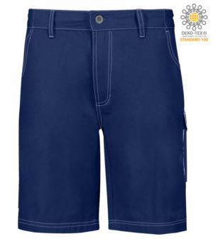 Bermuda Shorts mit mehreren Taschen und kontrastierender Naht. Farbe: Marineblau
