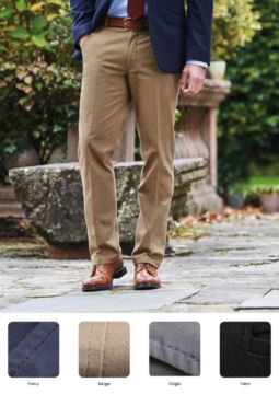 Elegante Herrenhose mit klassischem Schnitt, Seitentaschen, Baumwollstoff und Elastan. Fordern Sie ein kostenloses Angebot an.