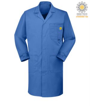 Antistatisches ESD-Shirt mit zwei Seitentaschen und einer Brusttasche, Knopfverschlüsse und verstellbare Manschetten mit Klettverschluss, zertifiziert nach EN 1149-5, EN 61340-5-1:2007, Farbe medizinisches Hellblau.